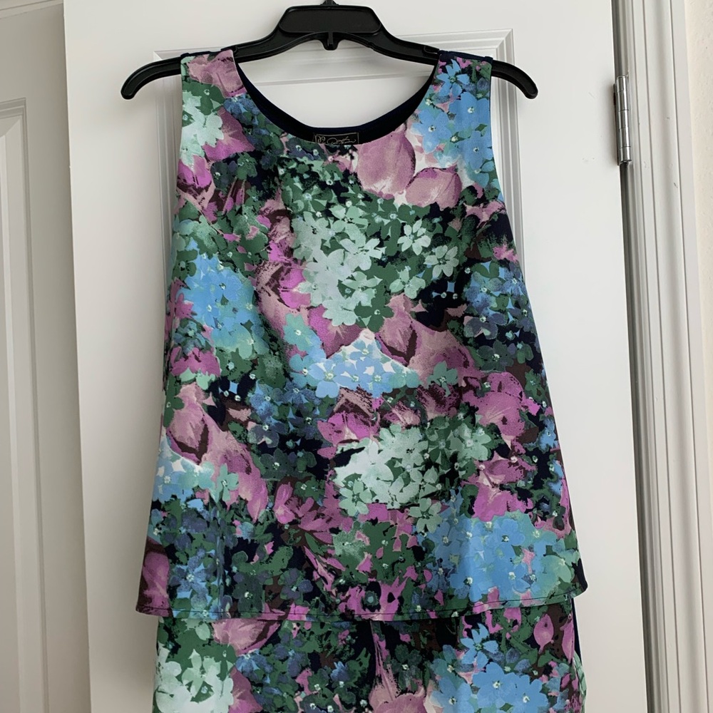 DG2 by Diane Gilman Blue and Pink Graphic Sleeveless Tank Top
